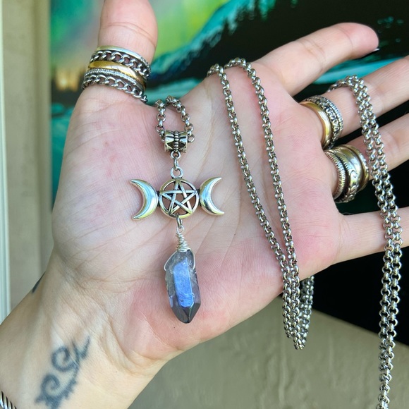 Long chain wrap around moon pentagram & crystal - Picture 9 of 11